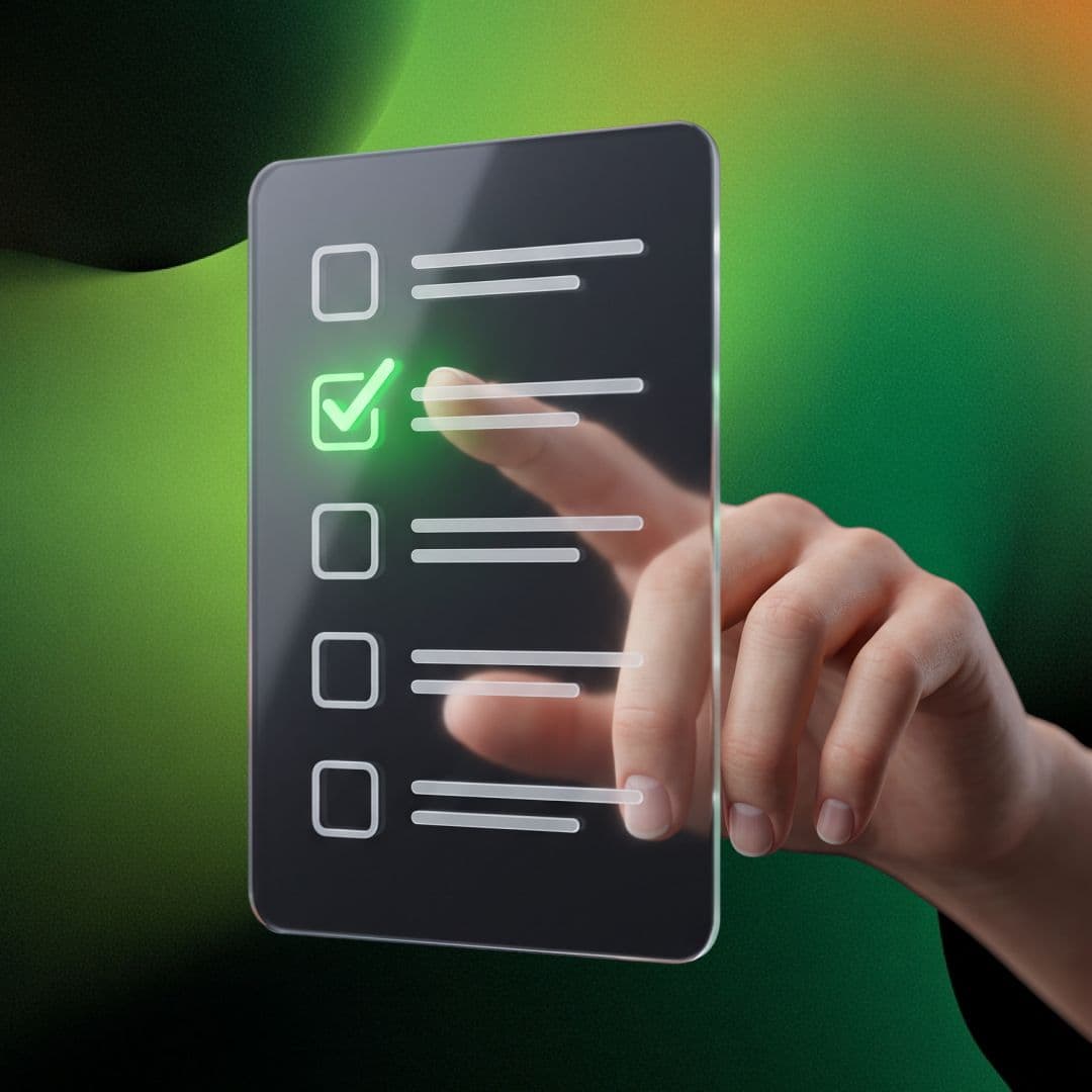 Immagine di un display digitale trasparente con una checklist visualizzata. L'immagine in Checklist compliance.jpg mostra una mano che tocca lo schermo mentre seleziona una casella di controllo, con un segno di spunta verde che appare per indicare che l'attività è stata completata. Lo sfondo è un gradiente verde scuro.