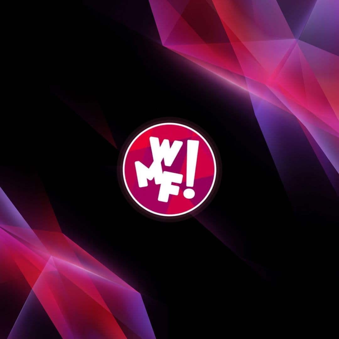 Logo WMF - bianco dentro un cerchio rosa e magenta, al centro di uno sfondo nero con motivi geometrici e sfumature di luce viola e fucsia.